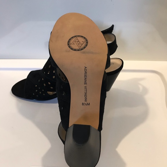 Adrienne Vittadini Black Suede Sandal. Size: 8.5 - Picture 4 of 5